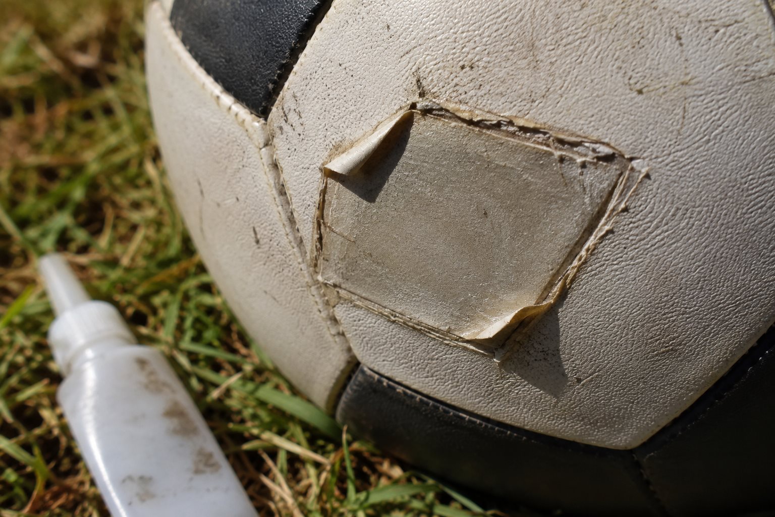 Super Bonder na bola furada: por que descola no primeiro chute